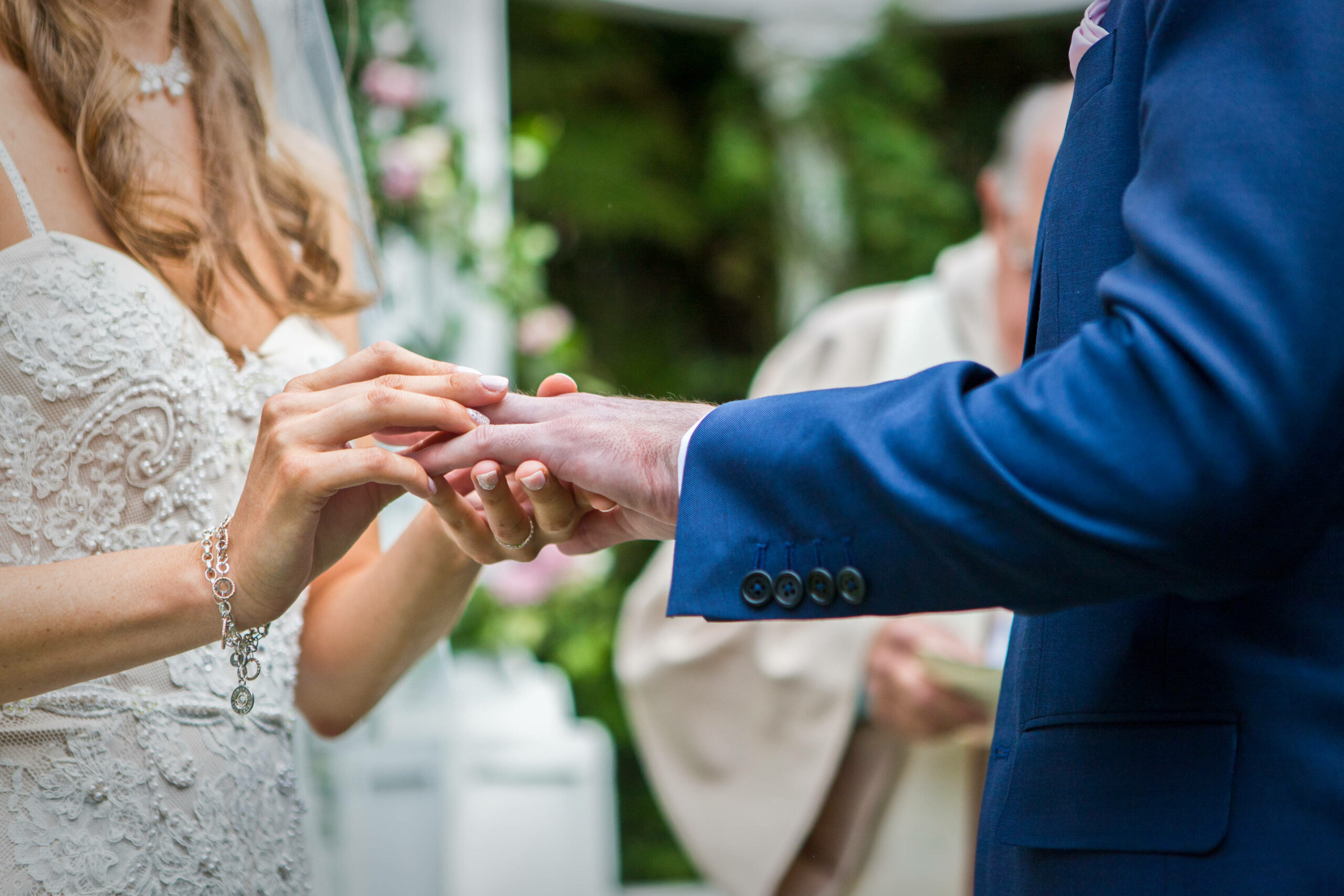 Hochzeiten in Hamburg: Eine Braut steckt ihrem Bräutigam einen Ehering an den Finger.