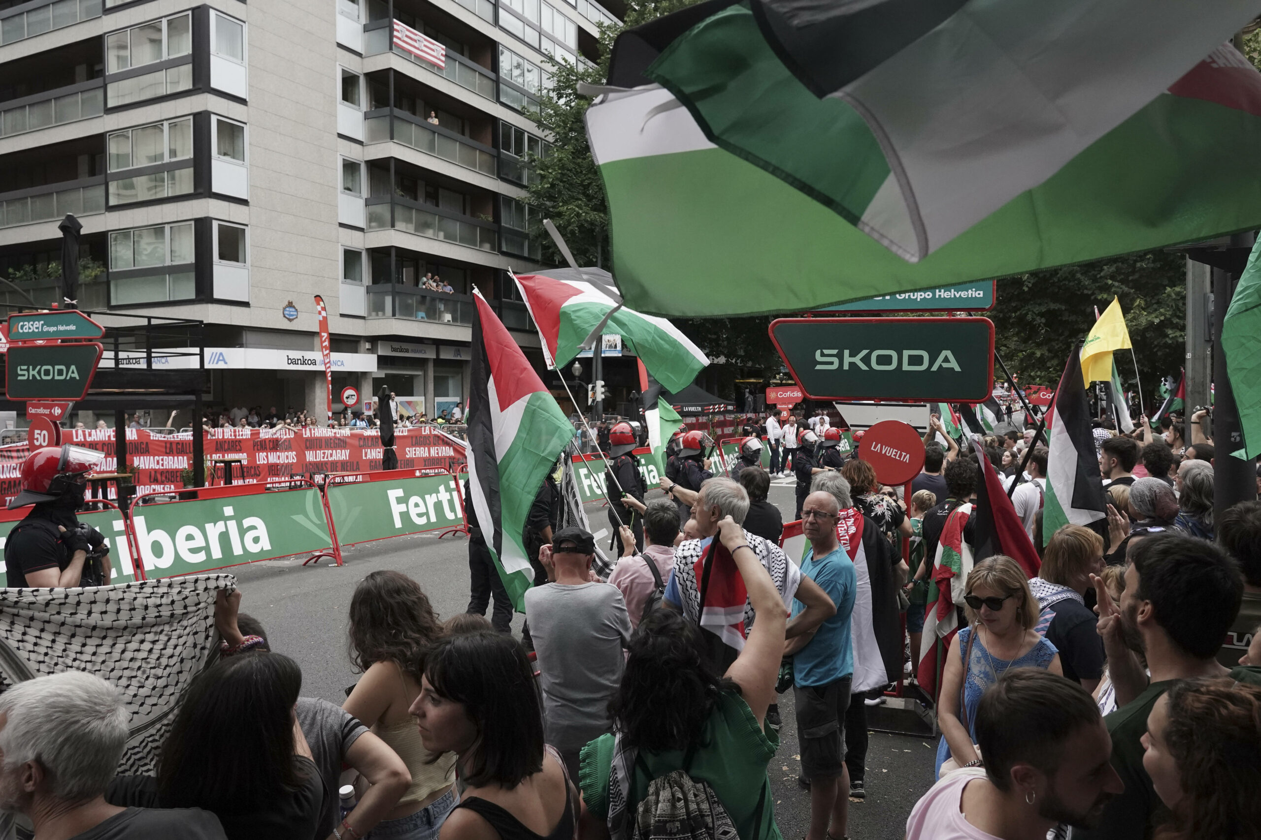 Palästinensische Flaggen beim Radrennen „La Vuelta“