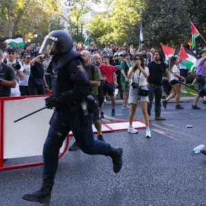 Polizeieinsatz bei Pro-Palästina Protesten beim Radrennen.