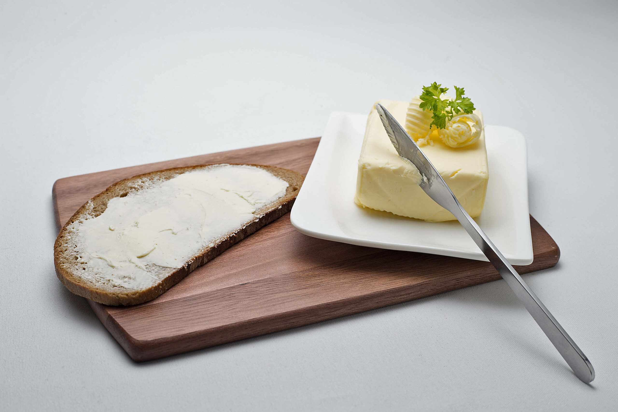 Stück Butter mit Butterbrot.