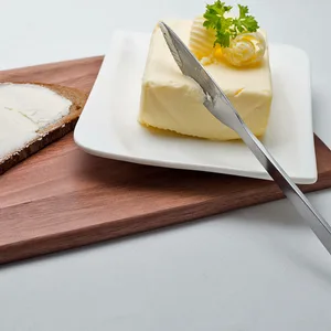 Stück Butter mit Butterbrot.