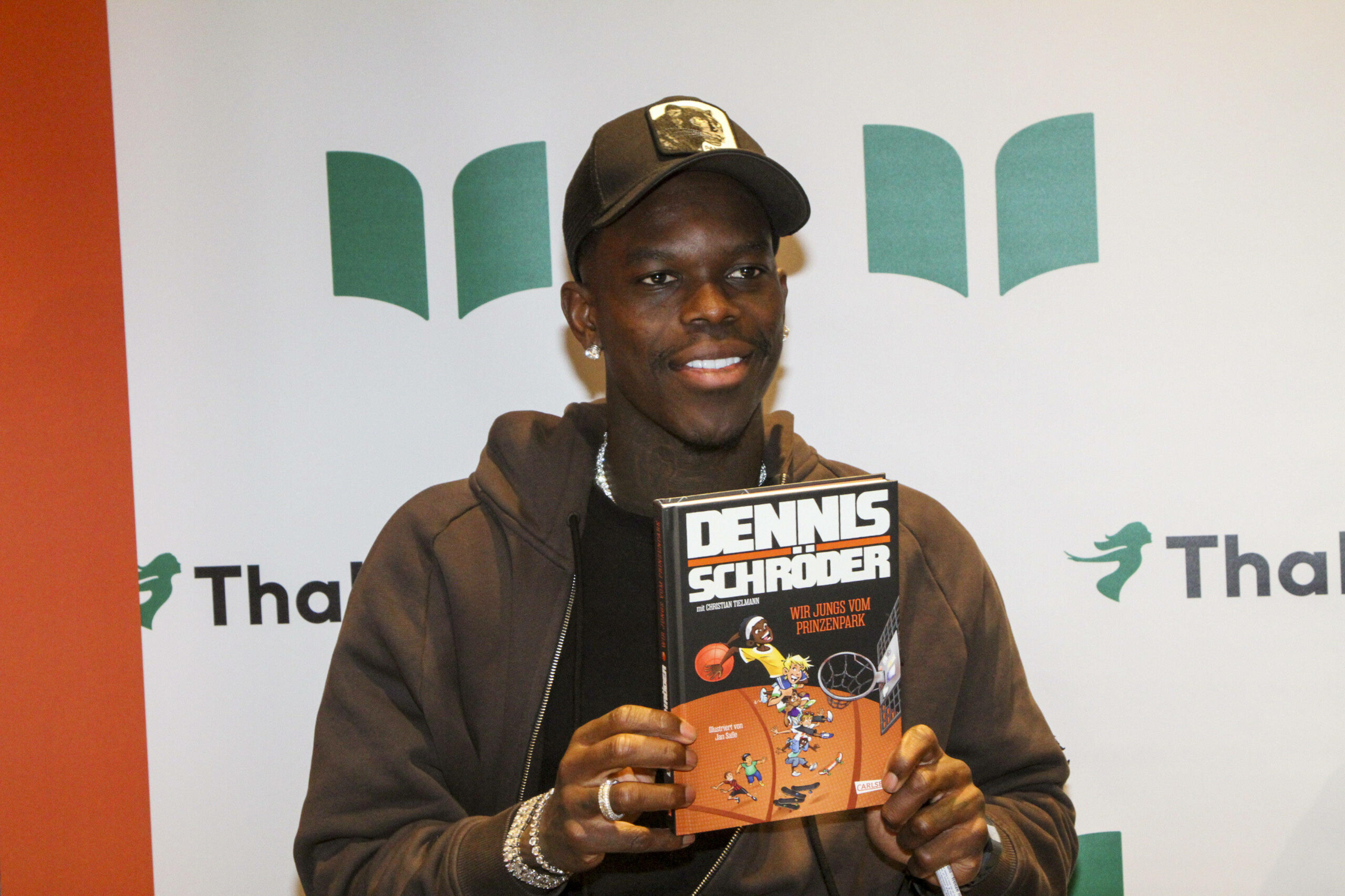 Dennis Schröder mit seinem Buch „Wir Jungs vom Prinzenpark“