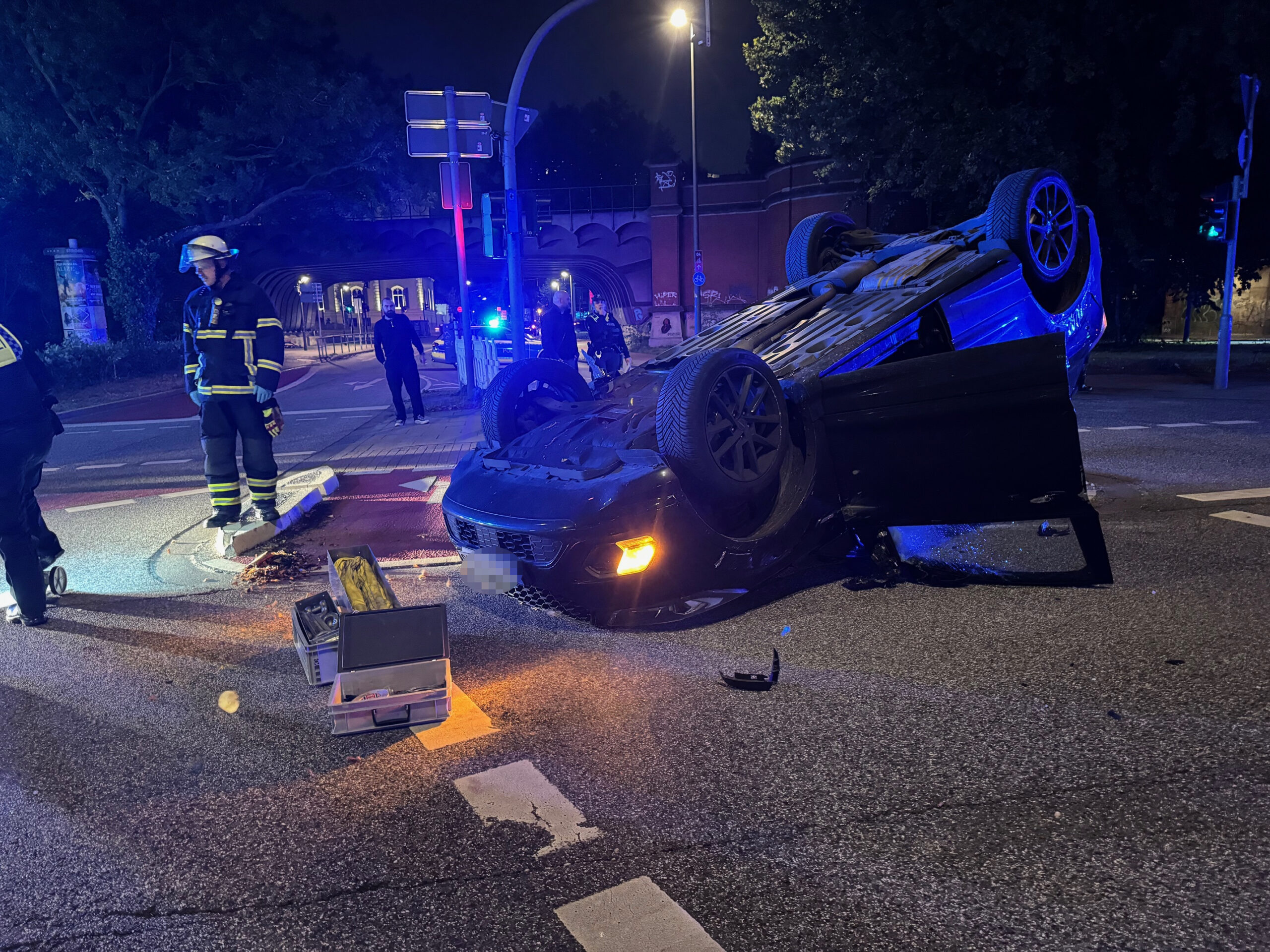 Auto liegt auf dem Dach