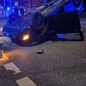 Auto liegt auf dem Dach