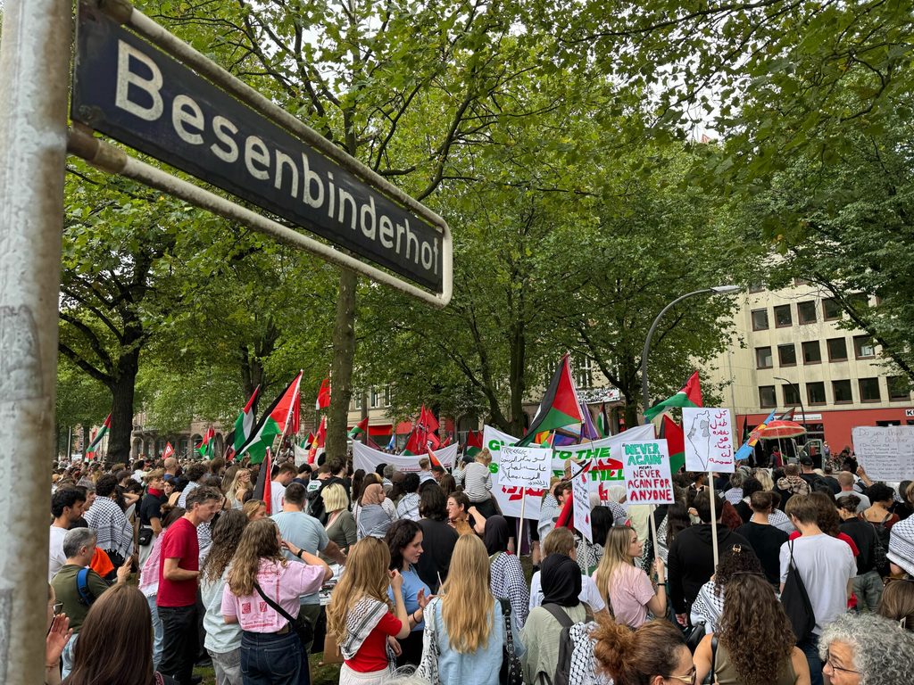 Demonstrierende stehen mit Plakaten gegen 16 Uhr am Besenbindenhof.