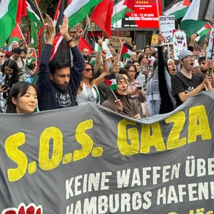 Die Demonstranten gehen über die Straße.