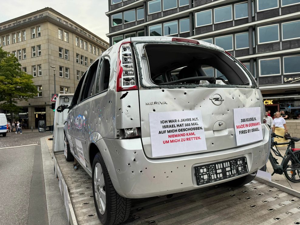 Das Auto am Rande der Demonstration von hinten.
