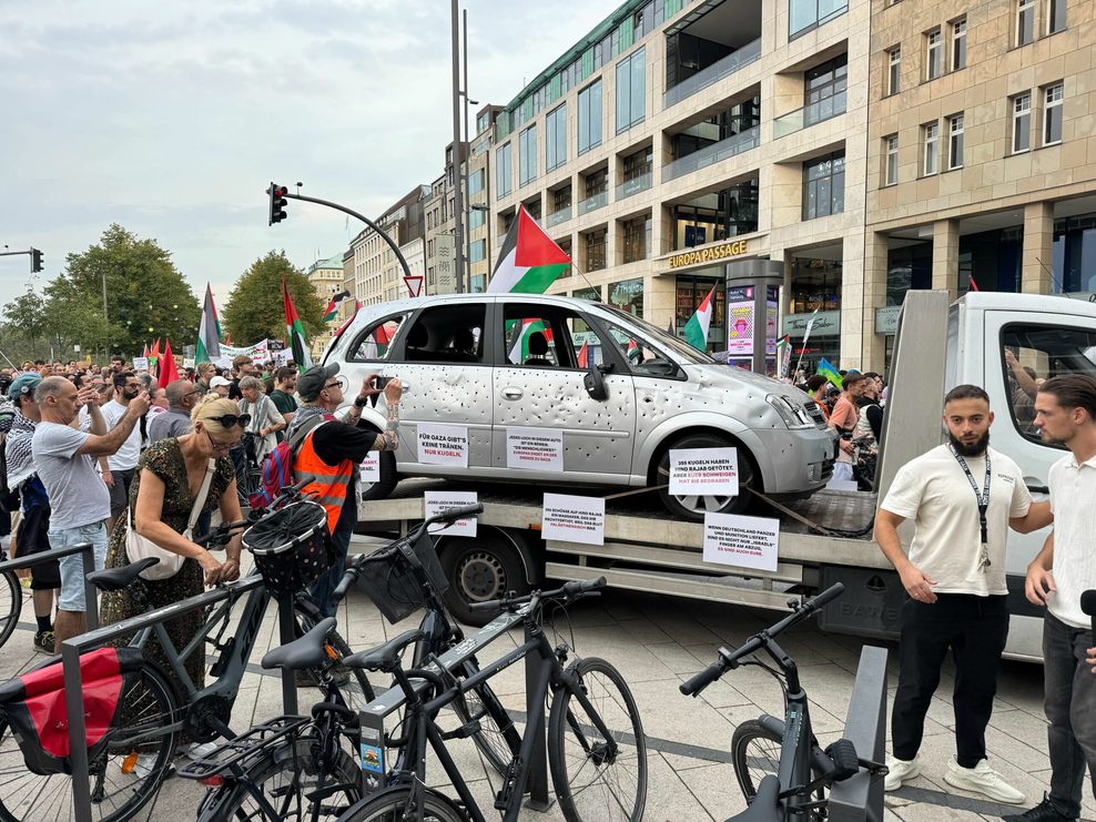 Das Auto mit den „Einschusslöchern“ steht auf einem Abschleppwagen vor der Europa-Passage.