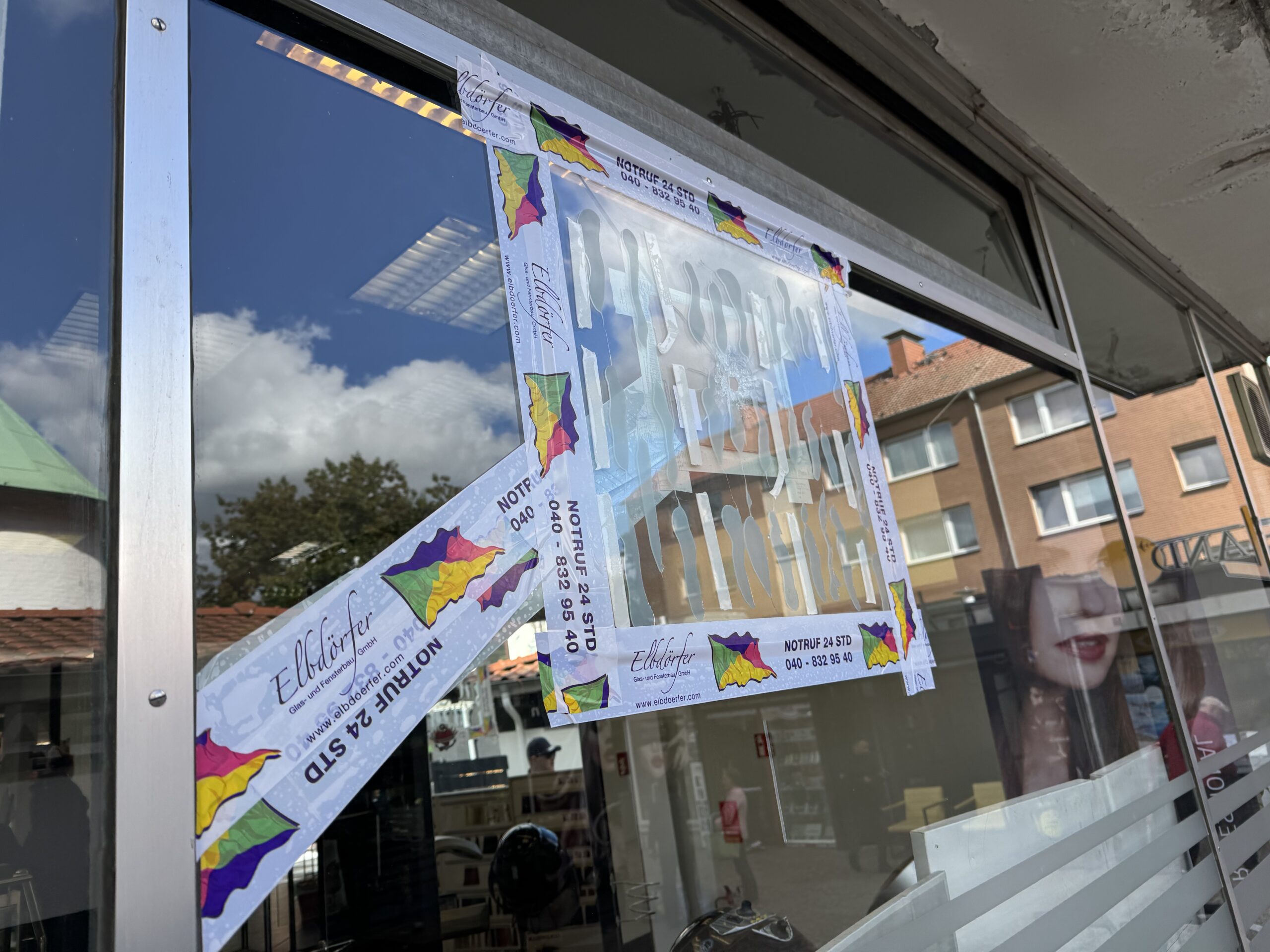 Einschussloch Scheibe Friseur