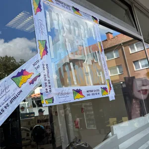 Einschussloch Scheibe Friseur