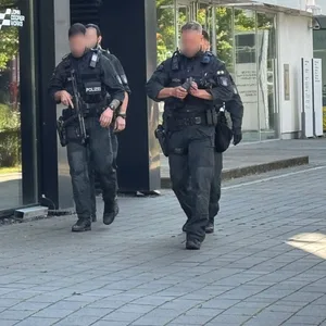 Mit Maschinenpistolen bewaffnete Polizisten rückten zu der BMW-Niederlassung aus.