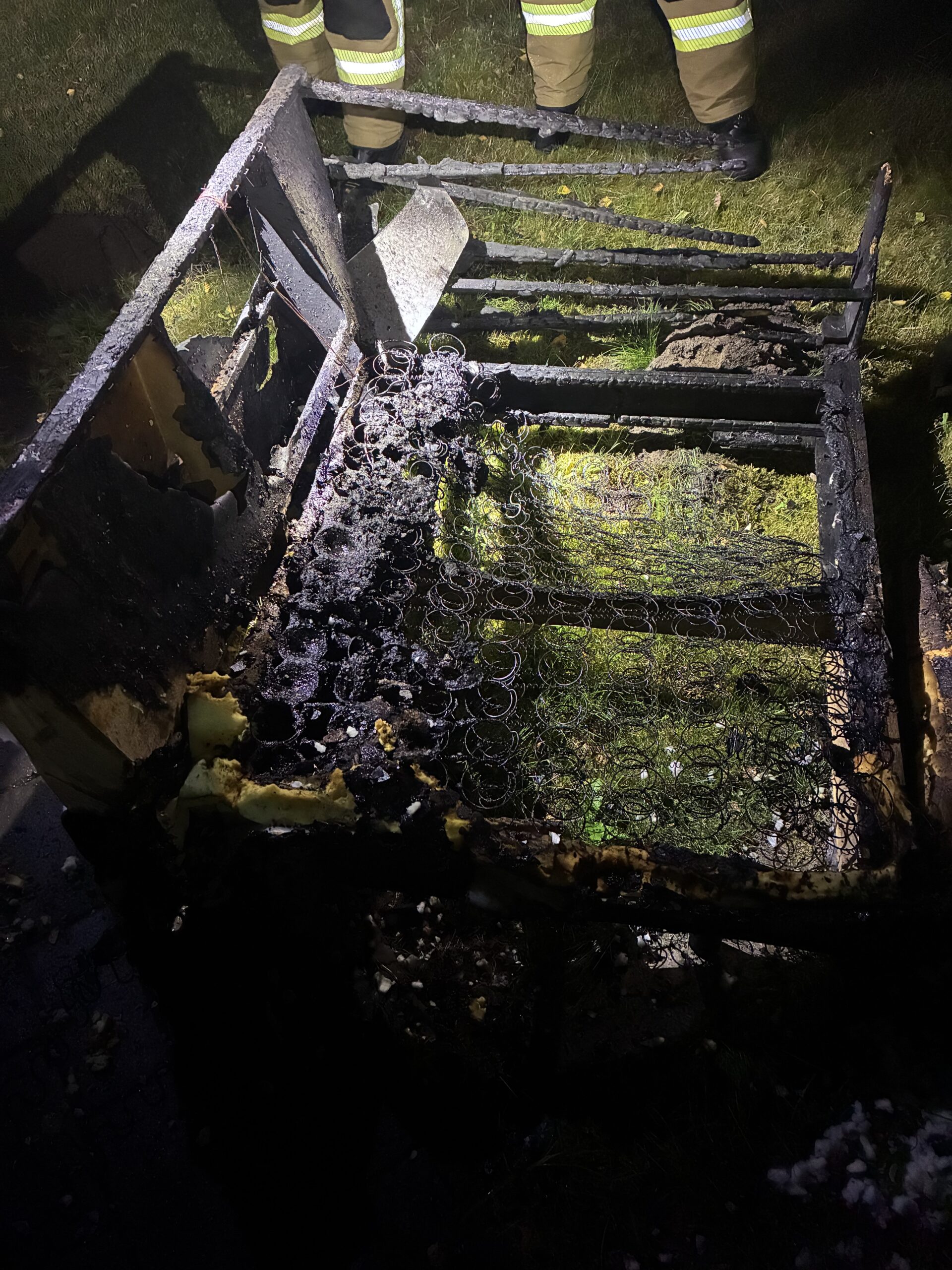 Das abgebrannte Sofa, bei dem das Feuer startete. Es ist nicht mehr als Sofa zu identifizieren.