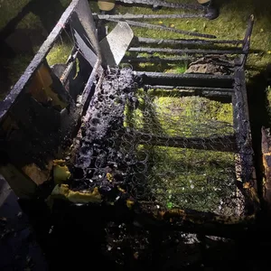 Das abgebrannte Sofa, bei dem das Feuer startete. Es ist nicht mehr als Sofa zu identifizieren.