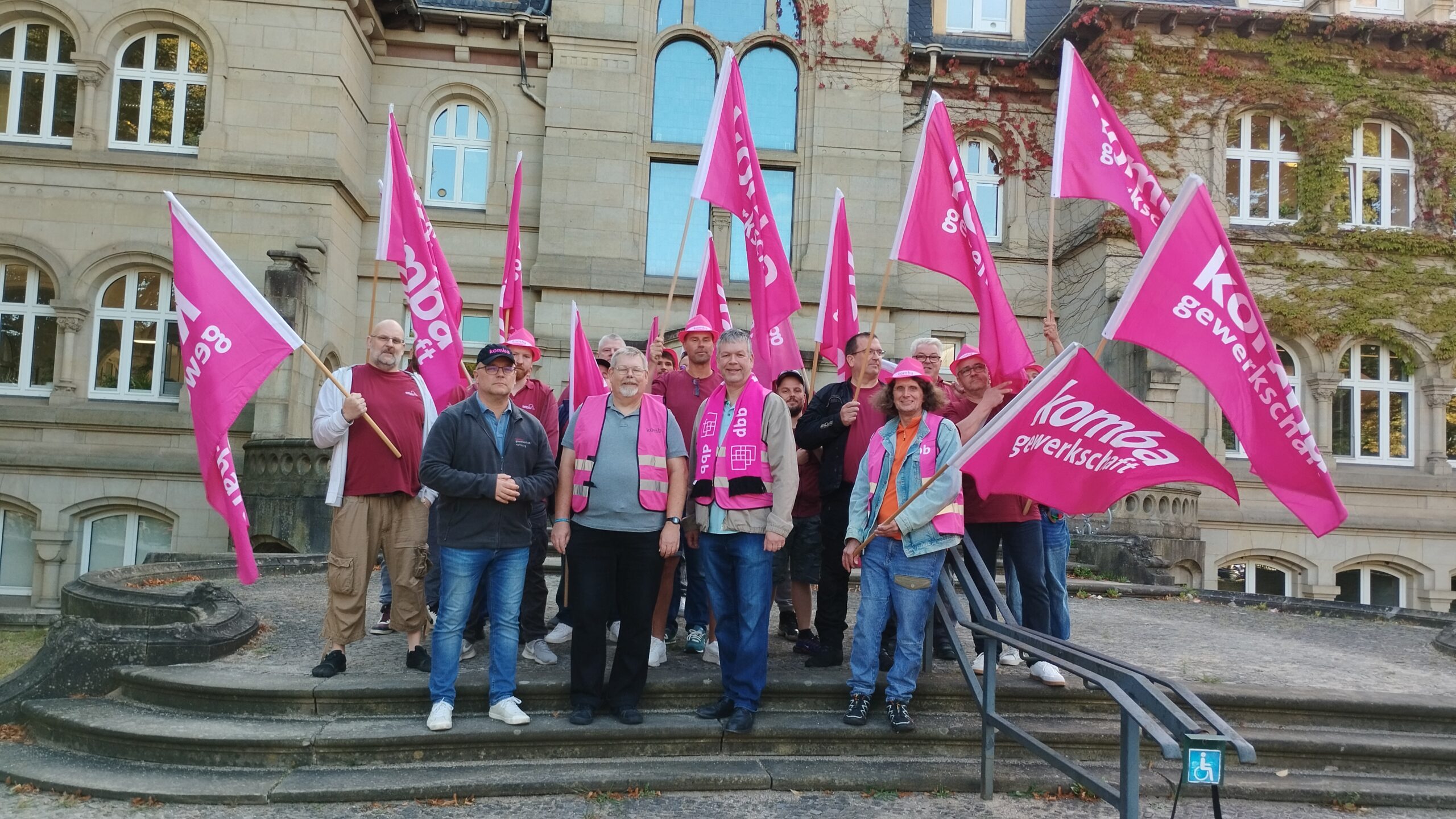 Krematoriums-Mitarbeiter demonstrieren am Donnerstag vor der Friedhofsverwaltung in Ohlsdorf.