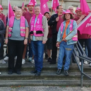Krematoriums-Mitarbeiter demonstrieren am Donnerstag vor der Friedhofsverwaltung in Ohlsdorf.