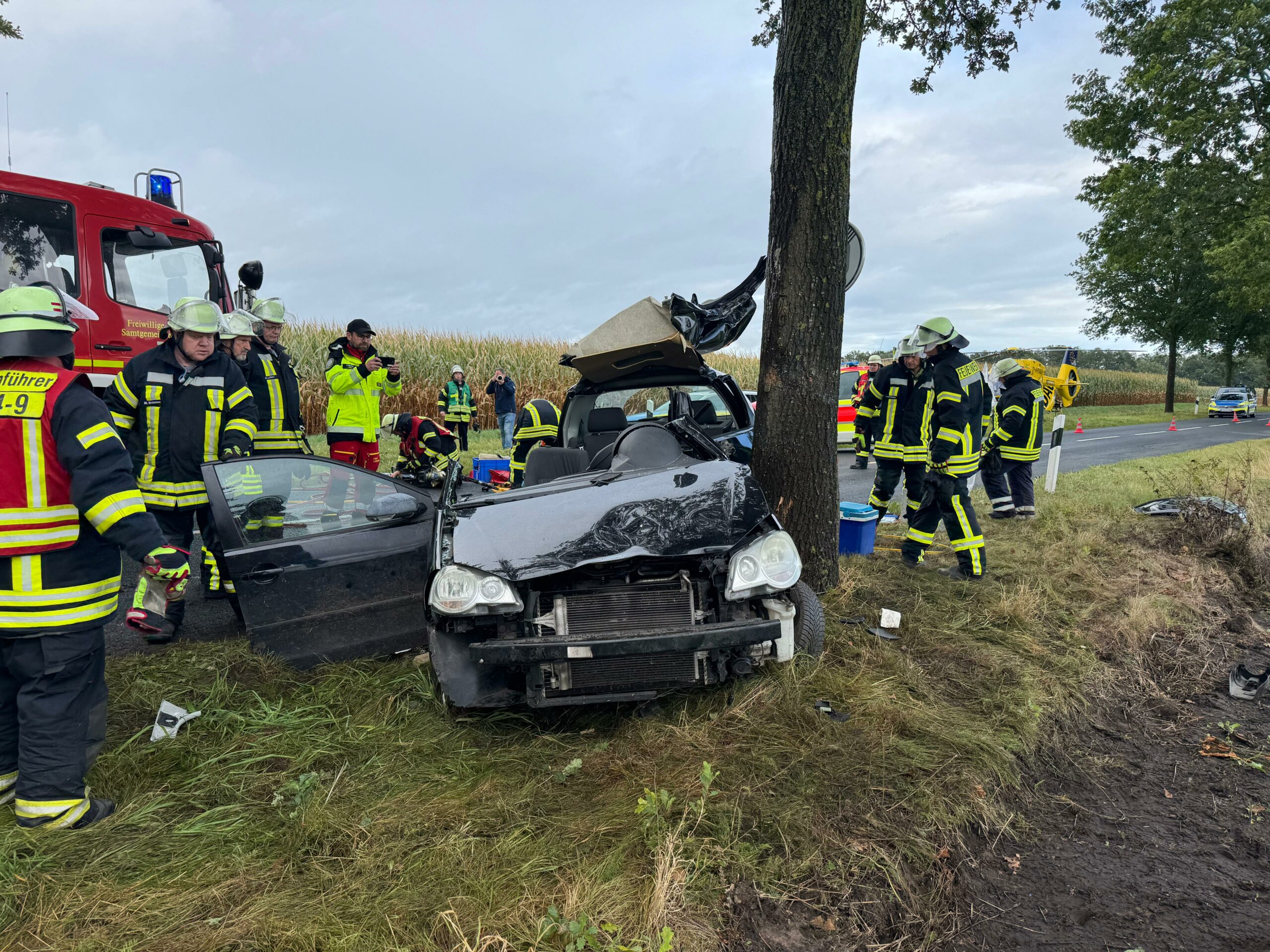 Der völlig zerstörte VW Polo nach dem Unfall in Oldendorf bei Stade.