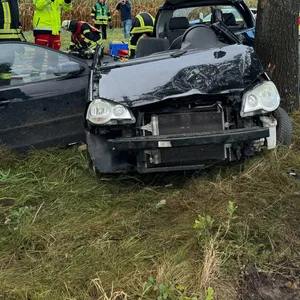 Der völlig zerstörte VW Polo nach dem Unfall in Oldendorf bei Stade.