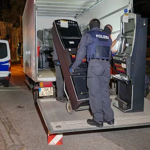 Spezialkräfte der Polizei stellen Automaten sicher.