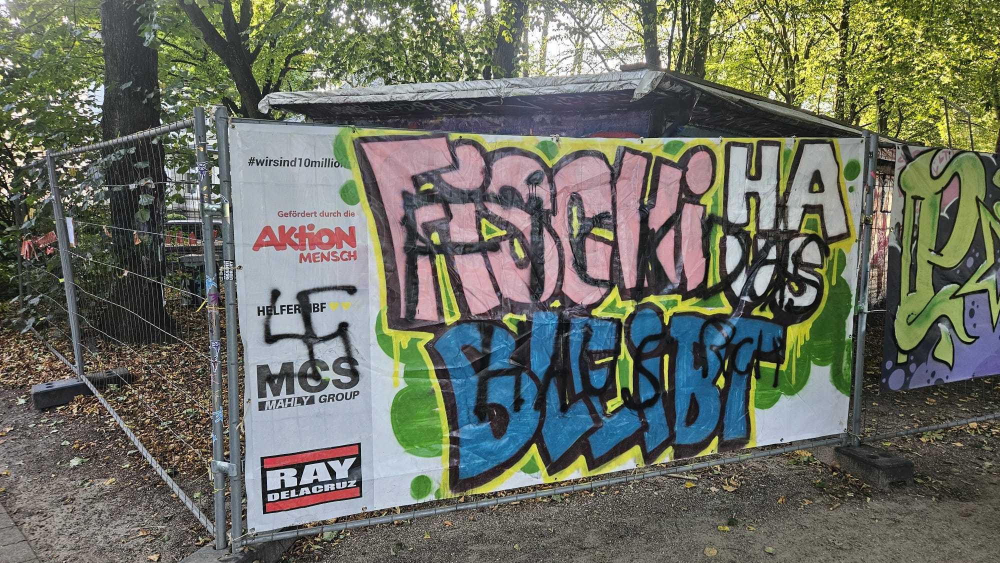 Der Staatsschutz ermittelt wegen der Schmierereien an der Plane am „Fischi-Haus“.