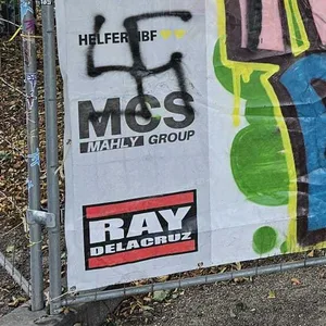 Der Staatsschutz ermittelt wegen der Schmierereien an der Plane am „Fischi-Haus“.