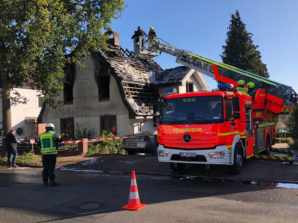 Bei dem Feuer wurde das Haus an der Elmshorner Straße in Pinneberg vollständig zerstört. Es besteht Einsturzgefahr.