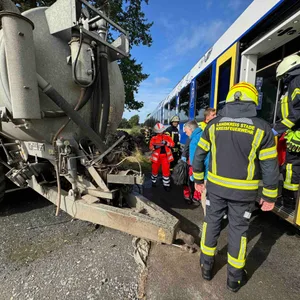 Kollision zwischen Reginalbahn und Trecker bei Hamburg – Großeinsatz