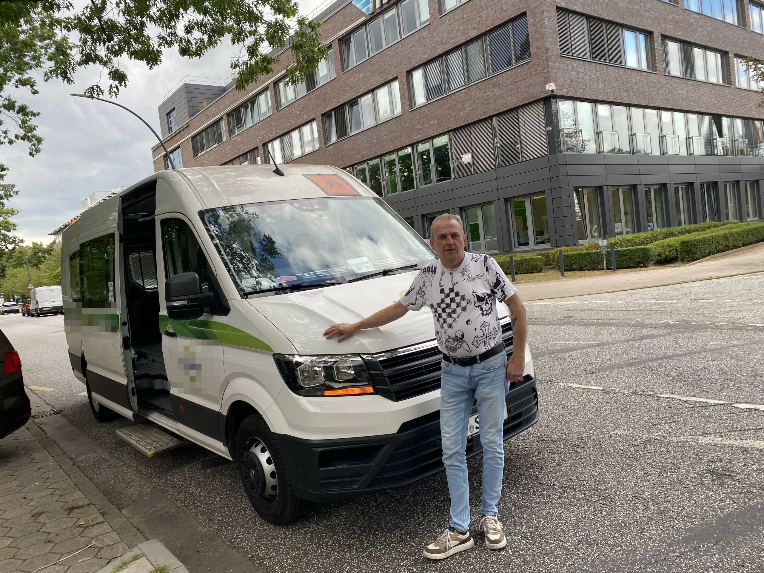 Herr S. vor seinem Bus