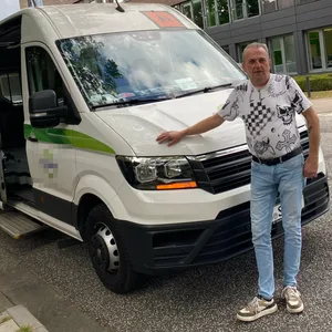 Herr S. vor seinem Bus