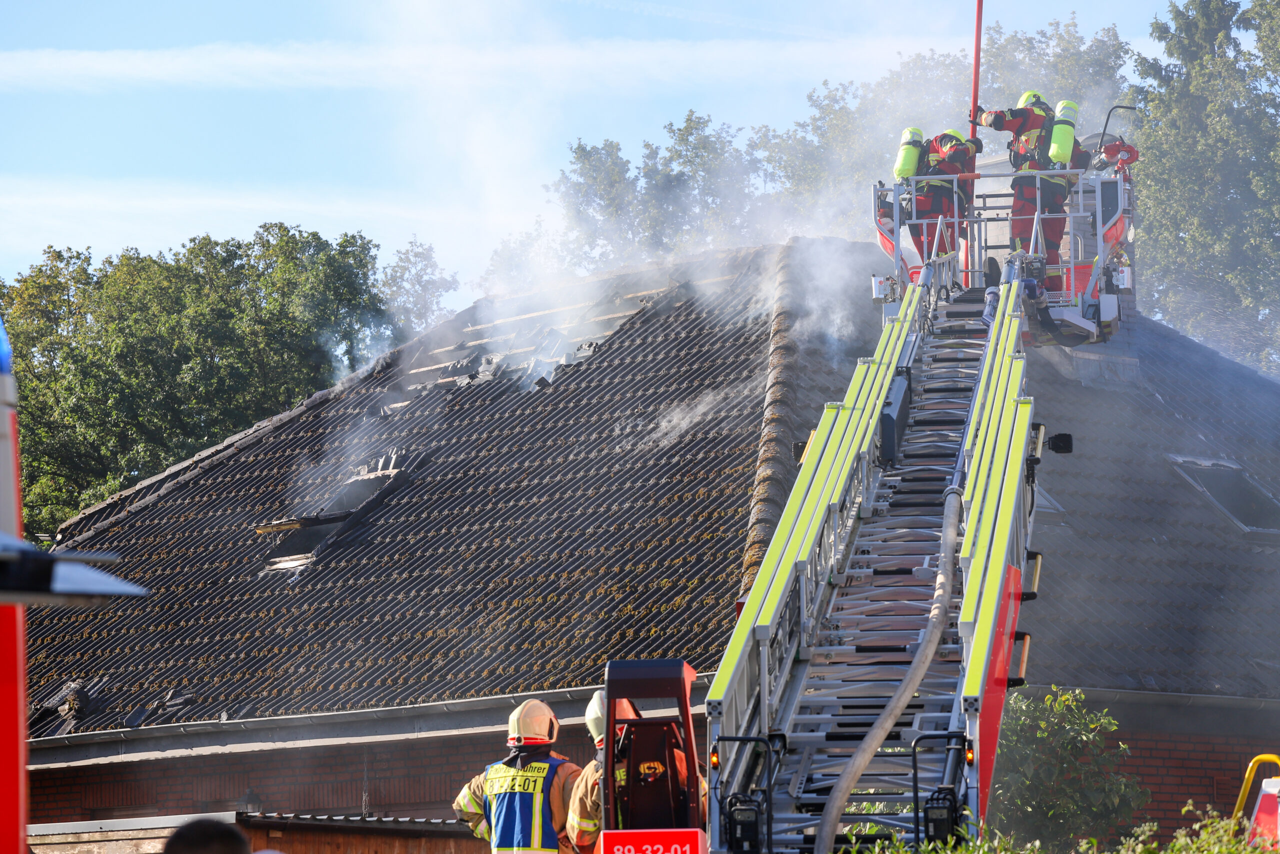 Fernseher löst verheerenden Brand in Quickborn aus – Großeinsatz der Feuerwehr