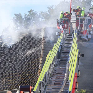 Fernseher löst verheerenden Brand in Quickborn aus – Großeinsatz der Feuerwehr