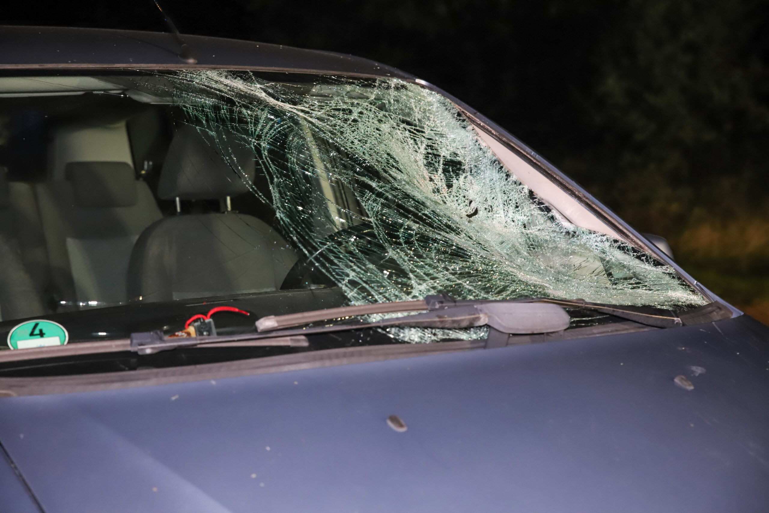 Fußgänger tritt bei Windbergen in Dunkelheit auf die straße und wird von auto erfasst – Lebensgefahr