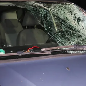 Fußgänger tritt bei Windbergen in Dunkelheit auf die straße und wird von auto erfasst – Lebensgefahr