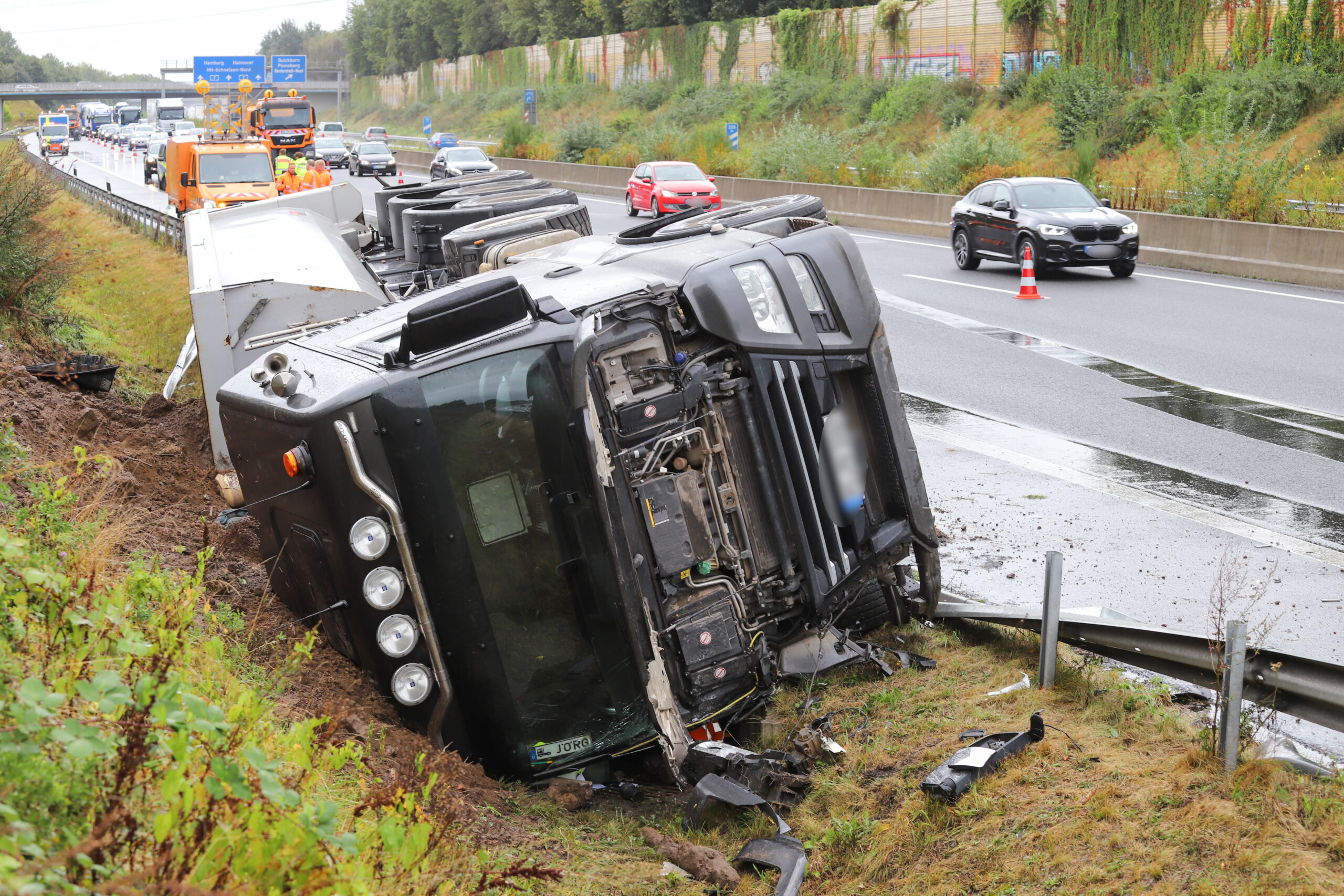 Der Lkw kippte auf der A7 bei Quickborn um.