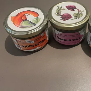 Drei Gläser mit Gemüse