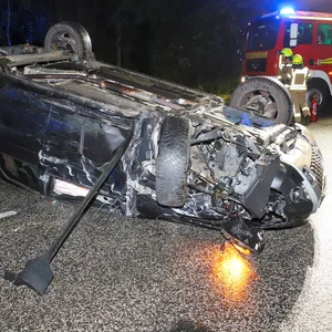 Das Fahrzeug überschlug sich und blieb auf dem Dach liegen.
