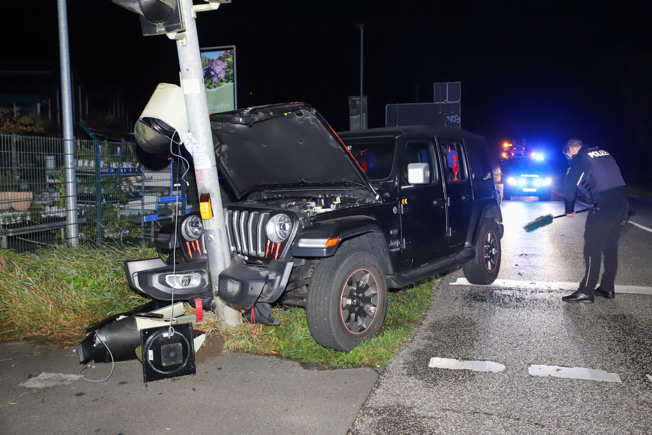 Der Jeep knallte gegen den Ampelmast.