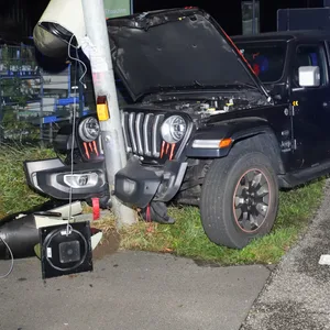 Der Jeep knallte gegen den Ampelmast.
