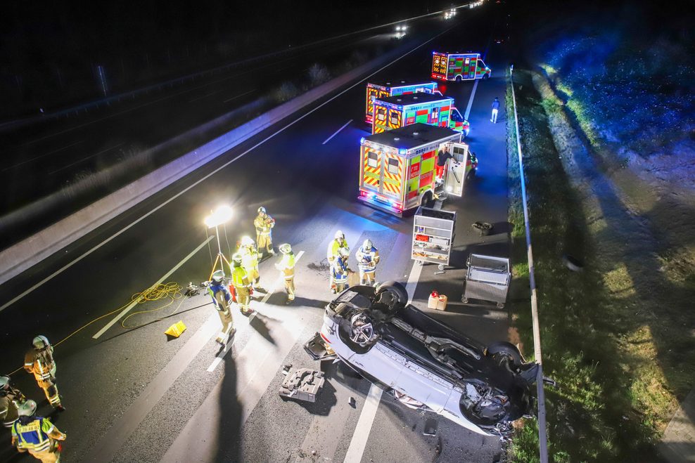 Nach dem schweren Unfall sperrte die Polizei die A7 Richtung Süden.