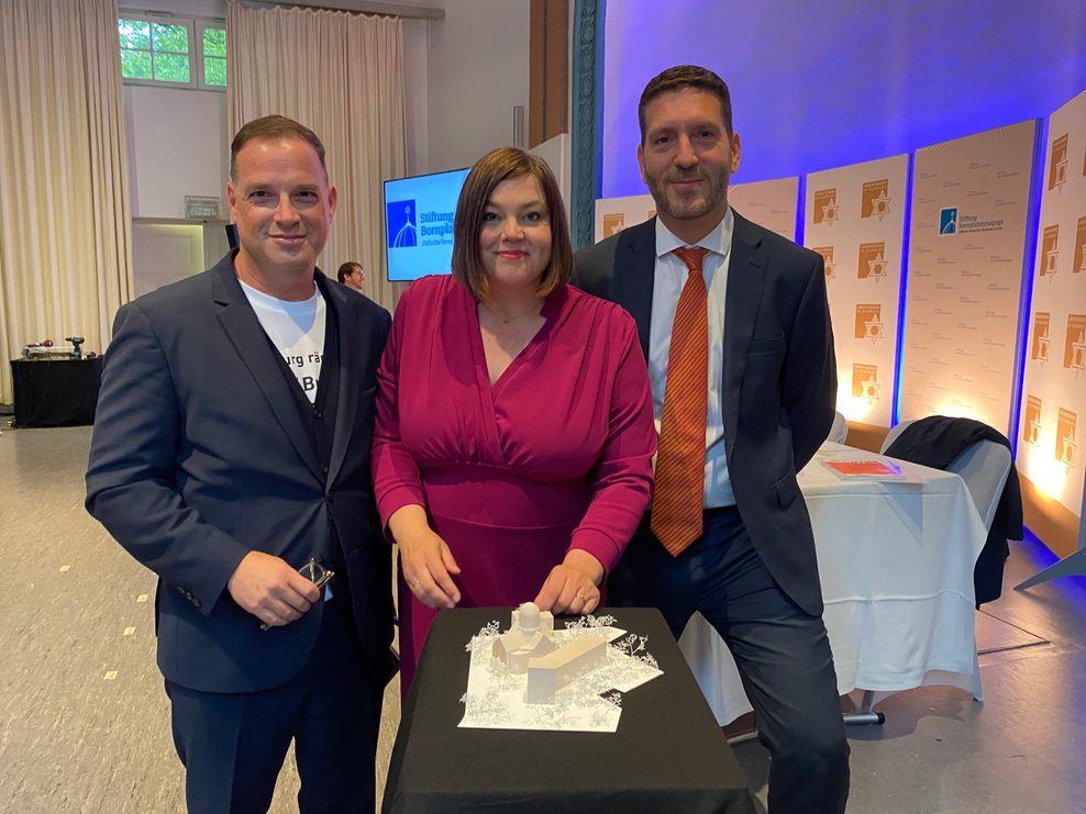 Daniel Sheffer, Katharina Fegebank und Philipp Stricharz (v.l.) präsentieren den Siegerentwurf für die neue Bornplatzsynagoge.