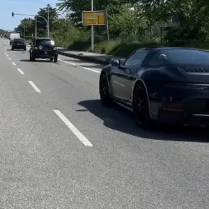 Eine Straße in Westerland auf Sylt und rechts ein schwarzes Auto.