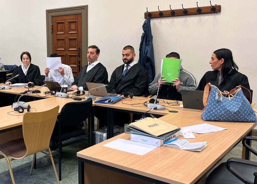 Die beiden Angeklagten mit ihren Verteidiger vor Gericht.