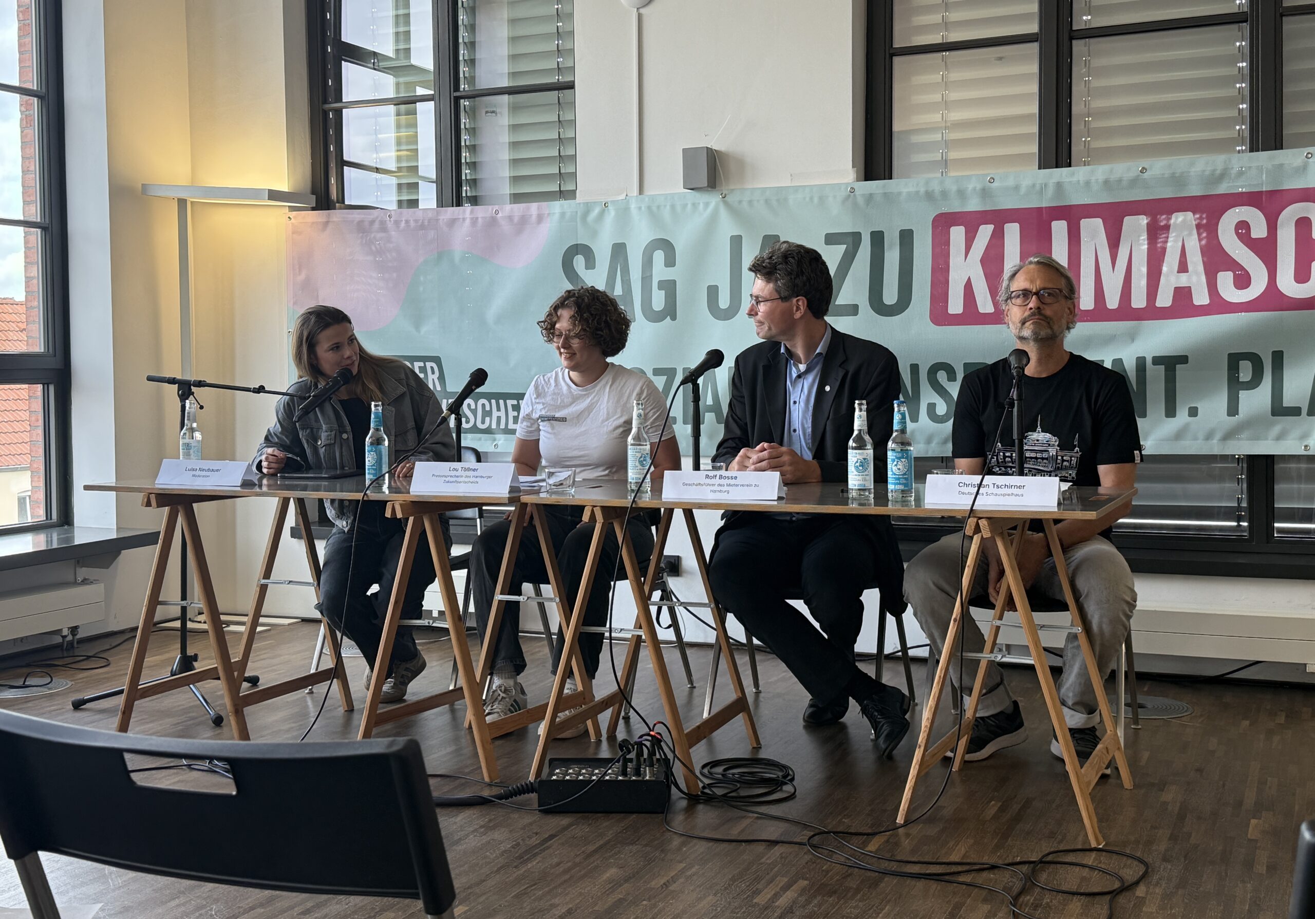Links nach rechts: Luisa Neubauer (Moderatorin), Lou Zöllner (Pressesprecherin des Hamburger Zukunftsentscheids), Rolf Bosse (Geschäftsführer des Mieterverein zu Hamburg), Christian Tschirner (Deutsches Schauspielhaus).