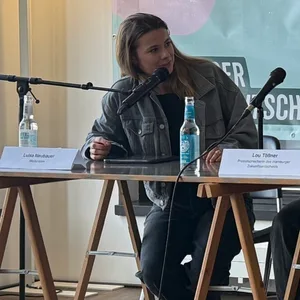 Links nach rechts: Luisa Neubauer (Moderatorin), Lou Zöllner (Pressesprecherin des Hamburger Zukunftsentscheids), Rolf Bosse (Geschäftsführer des Mieterverein zu Hamburg), Christian Tschirner (Deutsches Schauspielhaus).