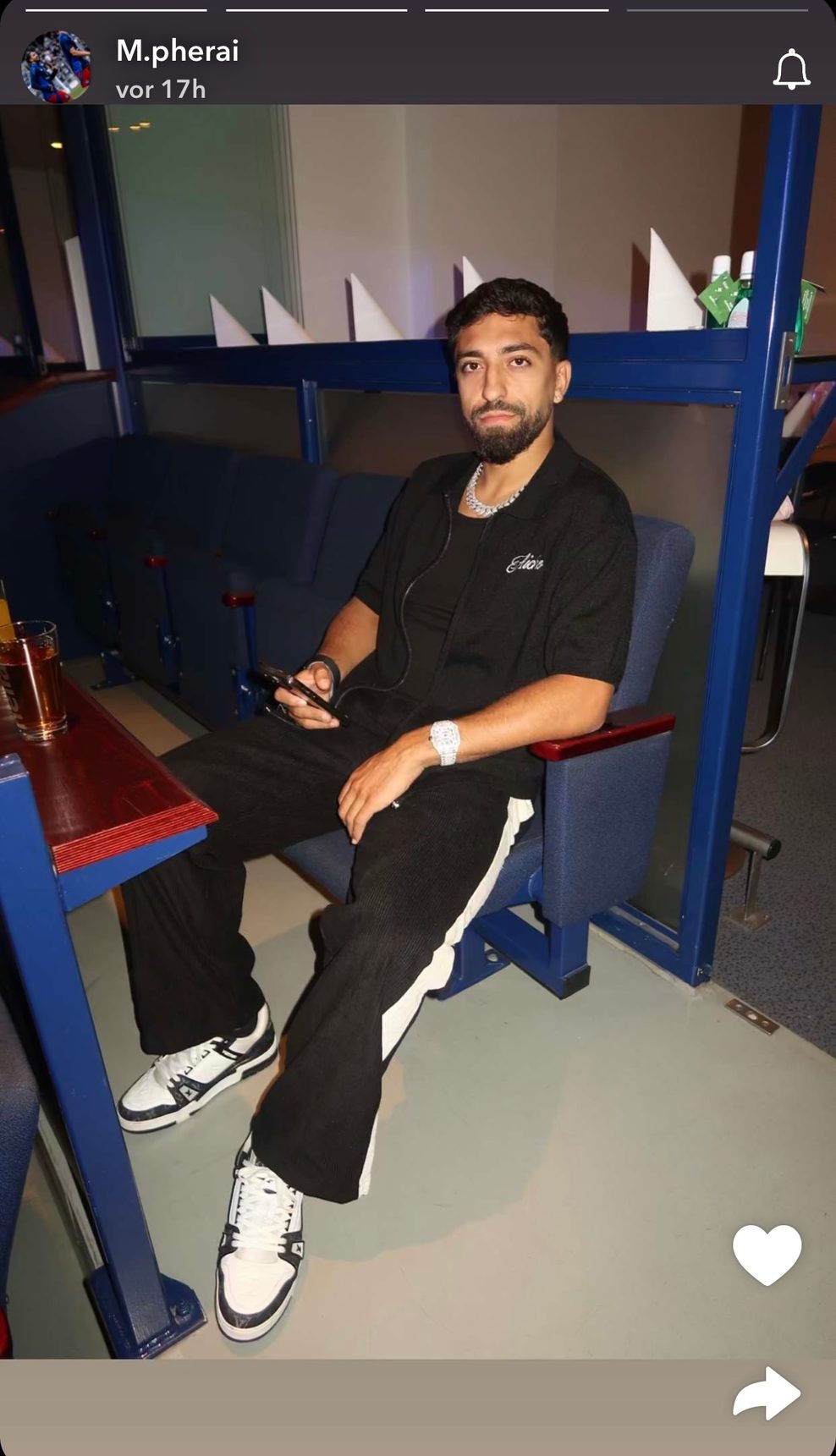 Immanuel Pherai sitzt an einem Tisch in der Barclays Arena