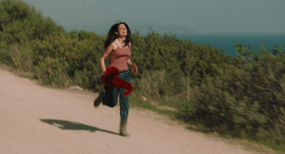 Filmszene zeigt eine rennende Frau