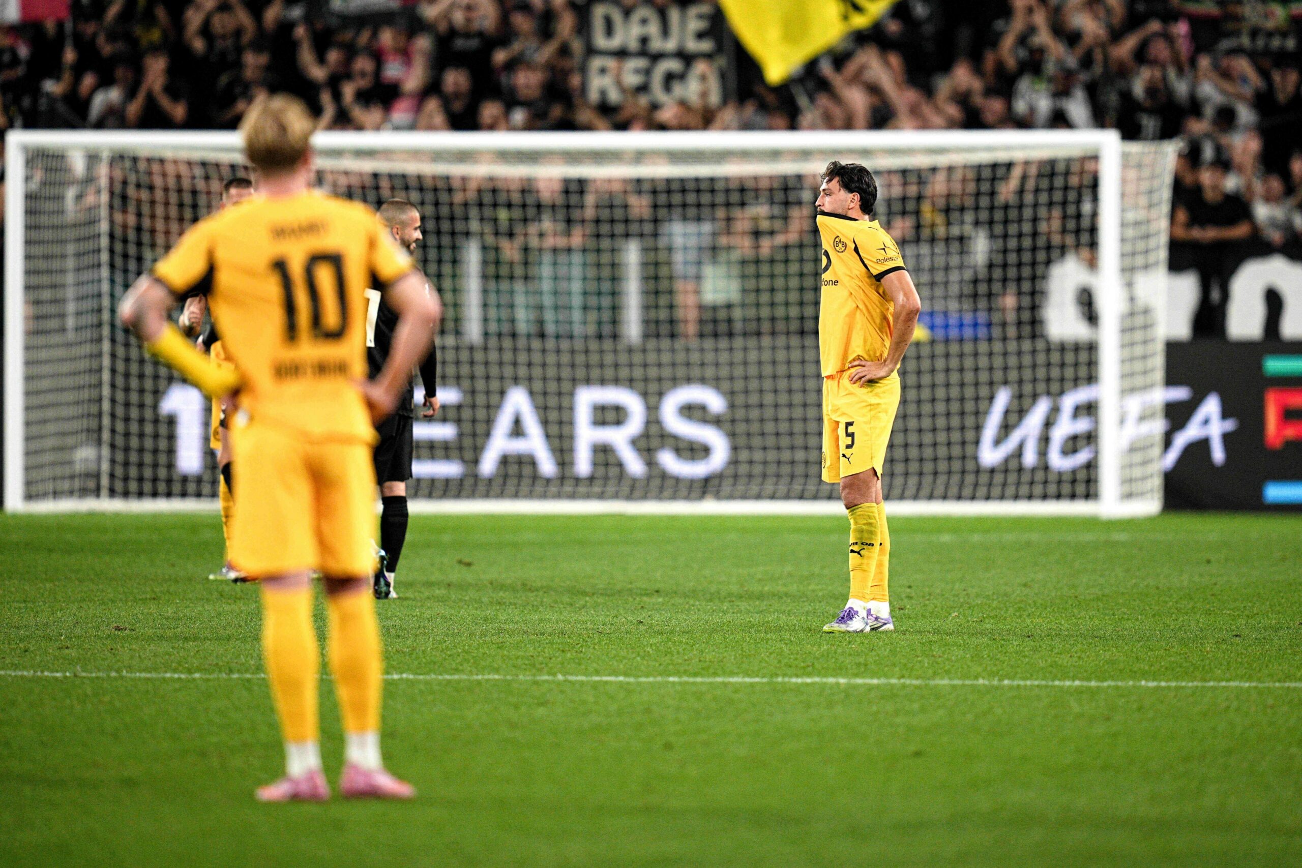 Alles andere als begeistert vom Ergebnis: Dortmunds Ramy Bensebaini nach dem Spiel.