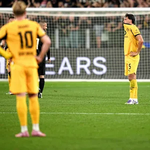 Alles andere als begeistert vom Ergebnis: Dortmunds Ramy Bensebaini nach dem Spiel.