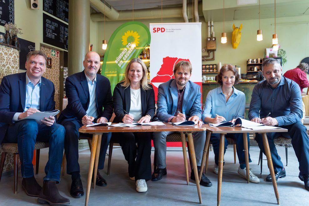 Von links nach rechts: Gabor Gottlieb (Fraktionsvorsitzender SPD-Eimsbüttel), Milan Pein (Kreisvorsitzender SPD-Eimsbüttel), Gabriele Albers (Kreisvorsitzende GRÜNE-Eimsbüttel), Michael Gwosdz (Kreisvorsitzender GRÜNE-Eimsbüttel), Nina Joana Schübel (Fraktionsvorsitzende GRÜNE-Eimsbüttel), Ali Mir Agha (Fraktionsvorsitzender GRÜNE-Eimsbüttel)