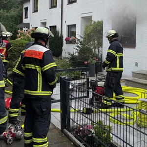 Küchenbrand in reihenhaus in Rahlstedt – Jugendlice mit Rauchvergiftung in Klinik