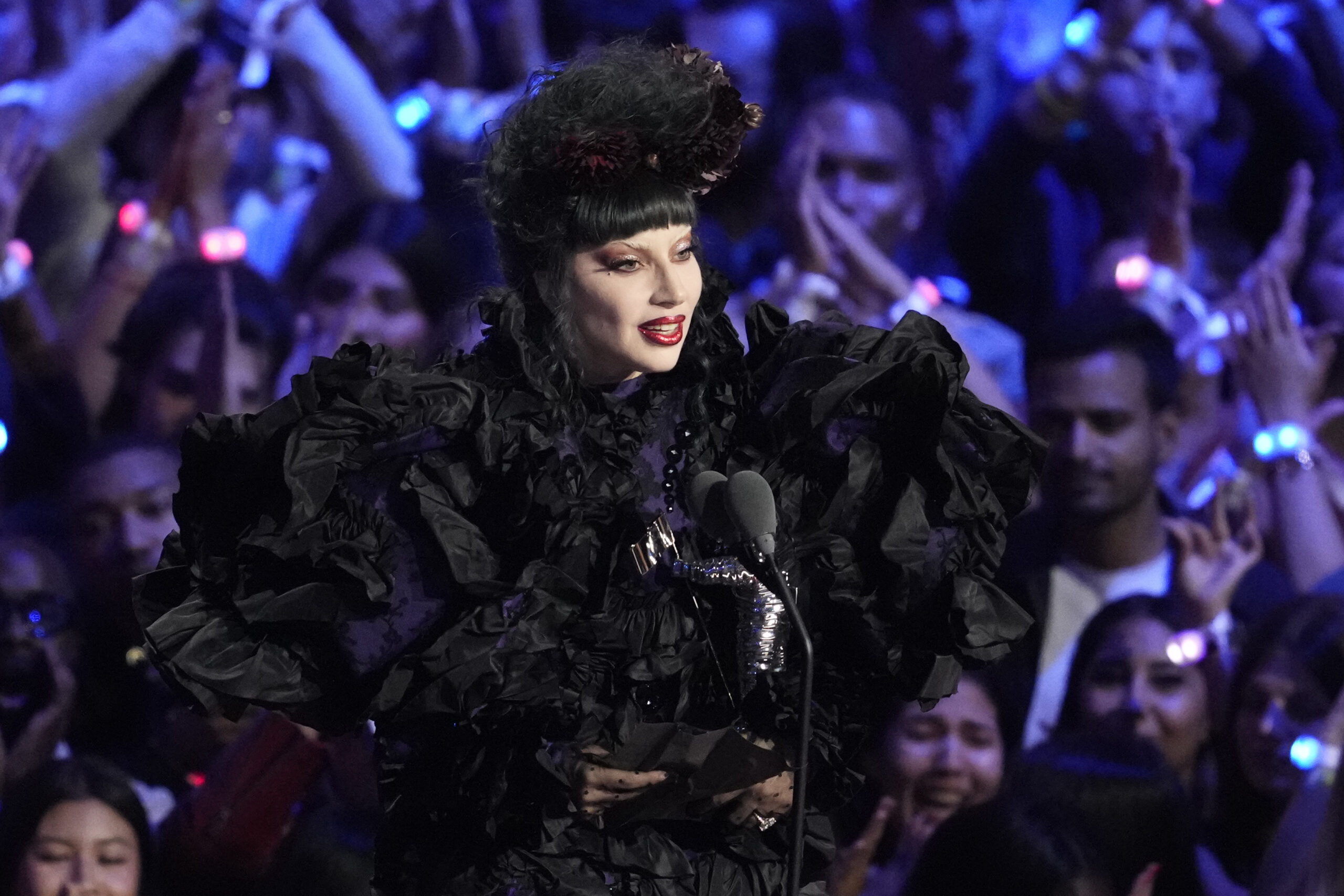 Lady Gaga nimmt den Preis für die Künstlerin des Jahres während der MTV Video Music Awards entgegen.